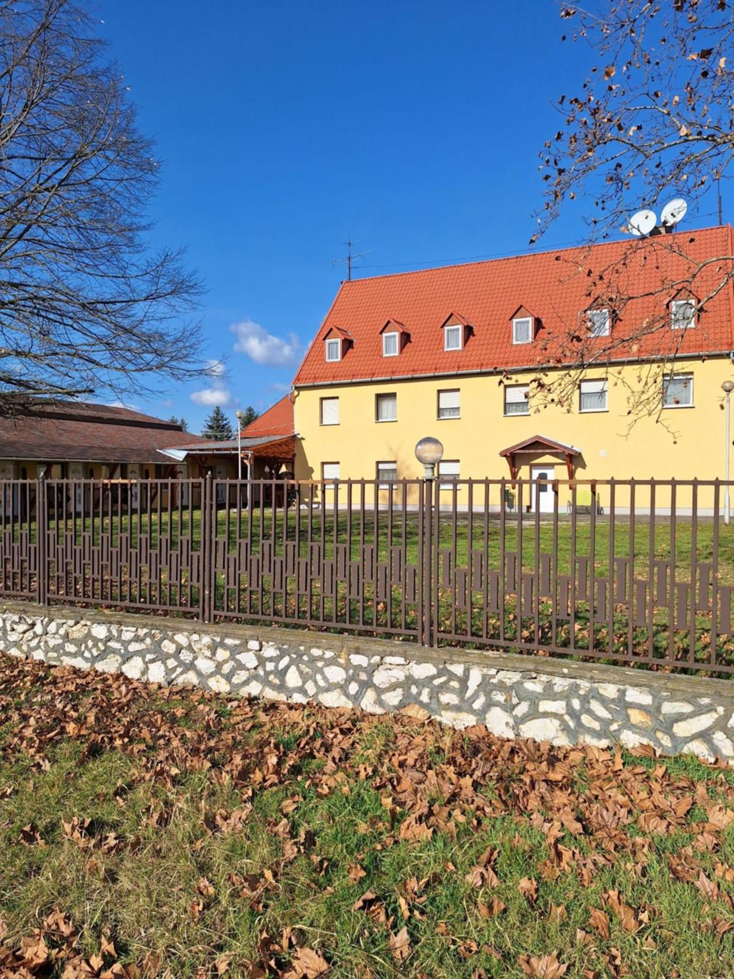 Fenyo Panzio Bed & Breakfast Mezokovesd Exterior photo
